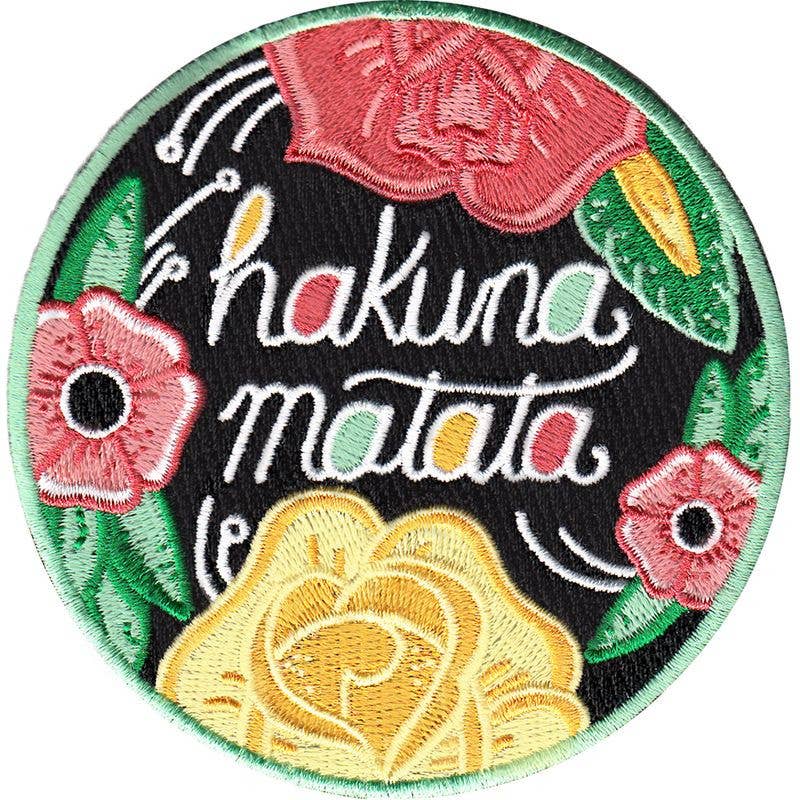 HAKUNA MATATA Strygemærke, blomster, citrusfrugter og teksten HAKUNA MATATA