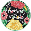 HAKUNA MATATA Strygemærke, blomster, citrusfrugter og teksten HAKUNA MATATA