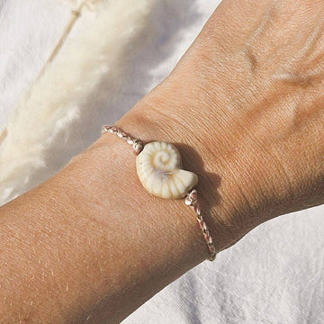 BEIGE MUSLING Charm Armbånd