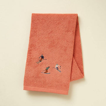 ROSA SKILØBERE Håndklæde 50x100 cm. Design med små broderede skiløbere på en varm rosa bund.
