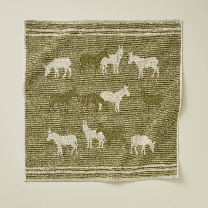 GRØNNE ÆSLER Gæstehåndklæde 50x50 cm. Design med lyse og grønne æsler på en grøn bund.