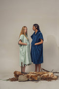 MØRKEBLÅ Frotté Badeponcho. Blå og grøn badeponcho vist på modeller.