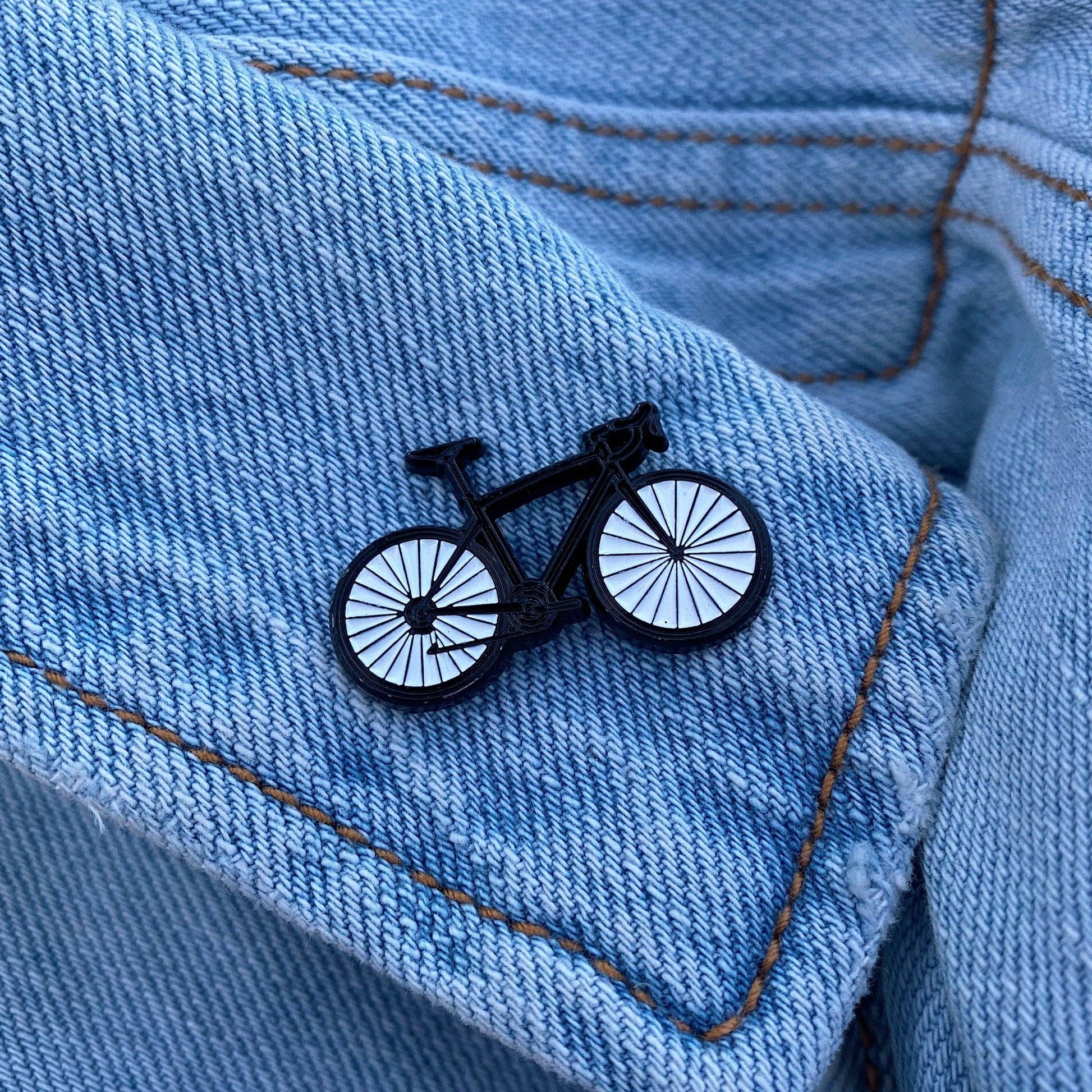 emaljepin cykel i sort