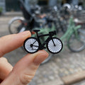 emaljepin cykel i sort til jakke