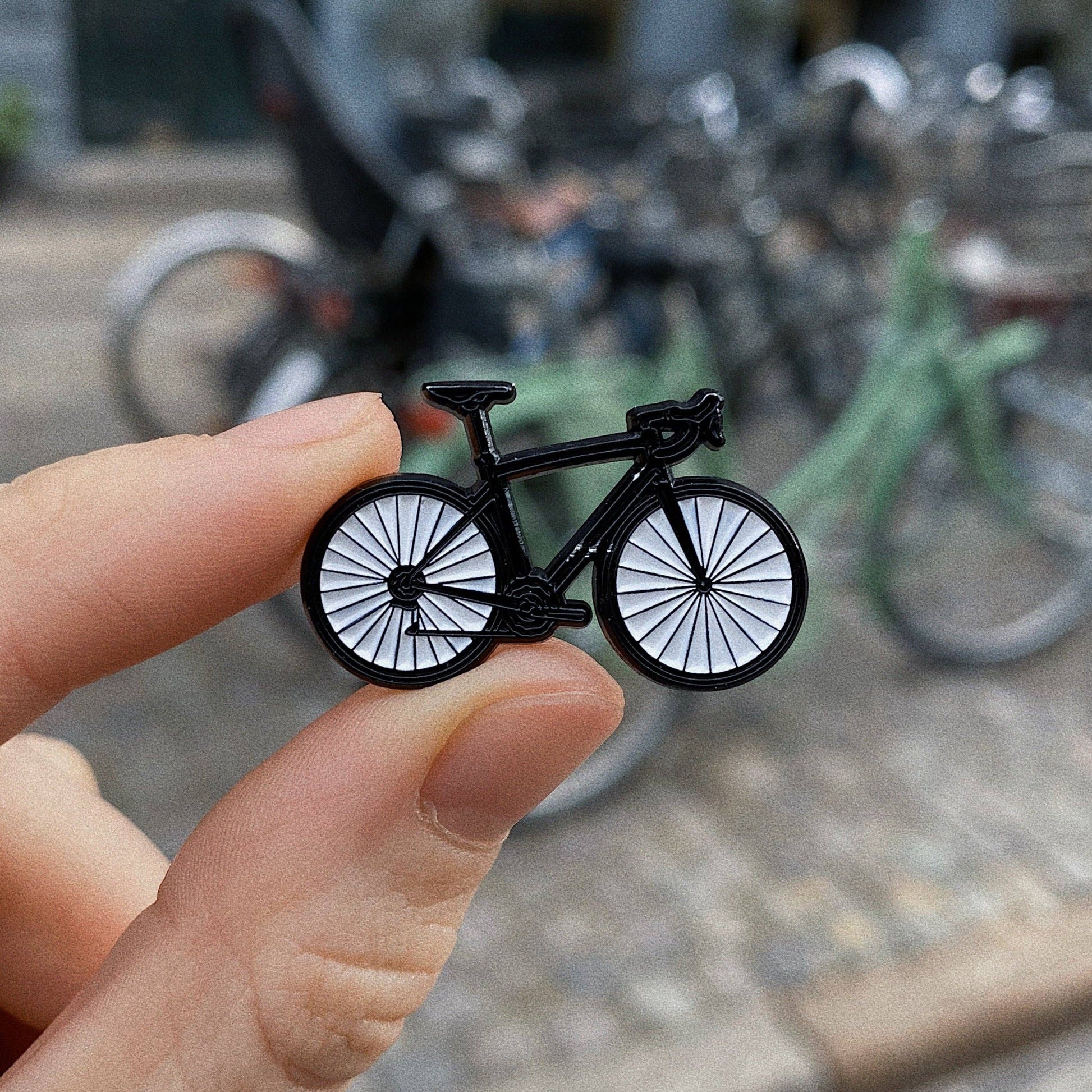 emaljepin cykel i sort til jakke