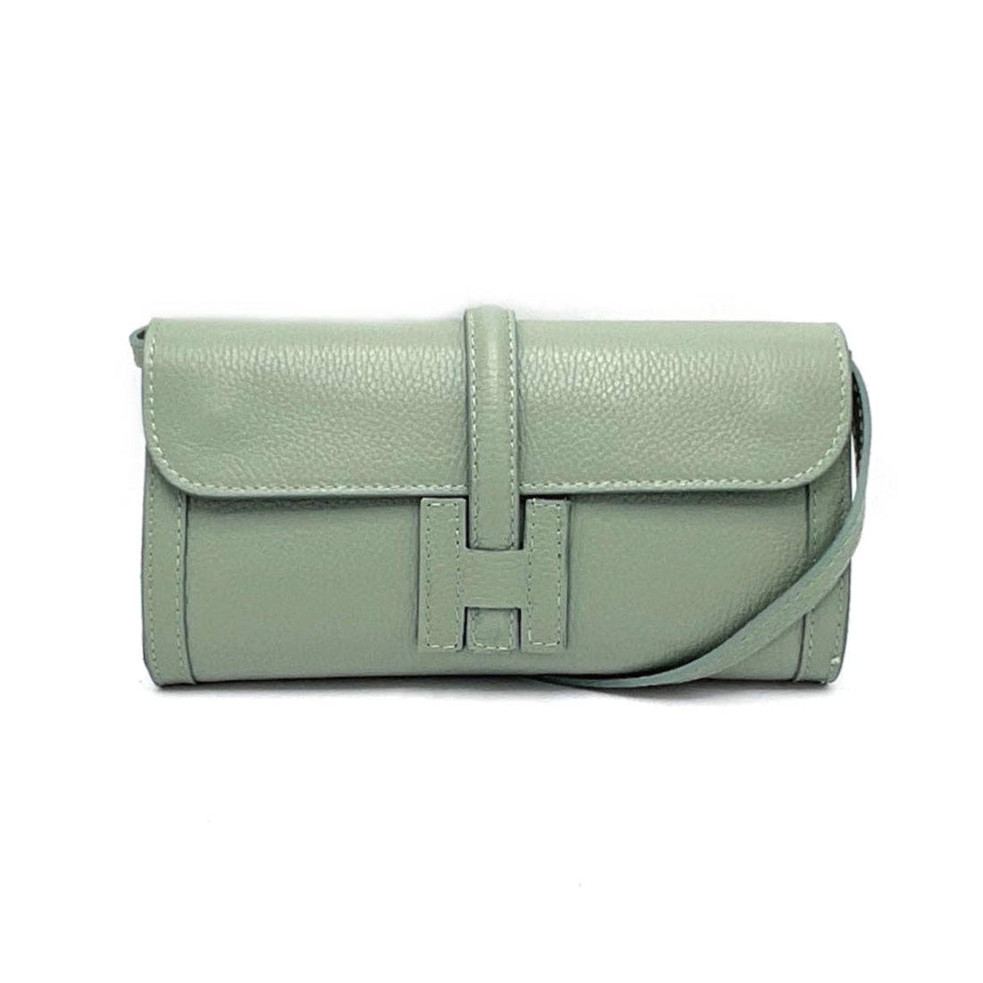 MINTGRØN Læderclutch. Mintgrøn clutch med klap og lodret læderdetalje.