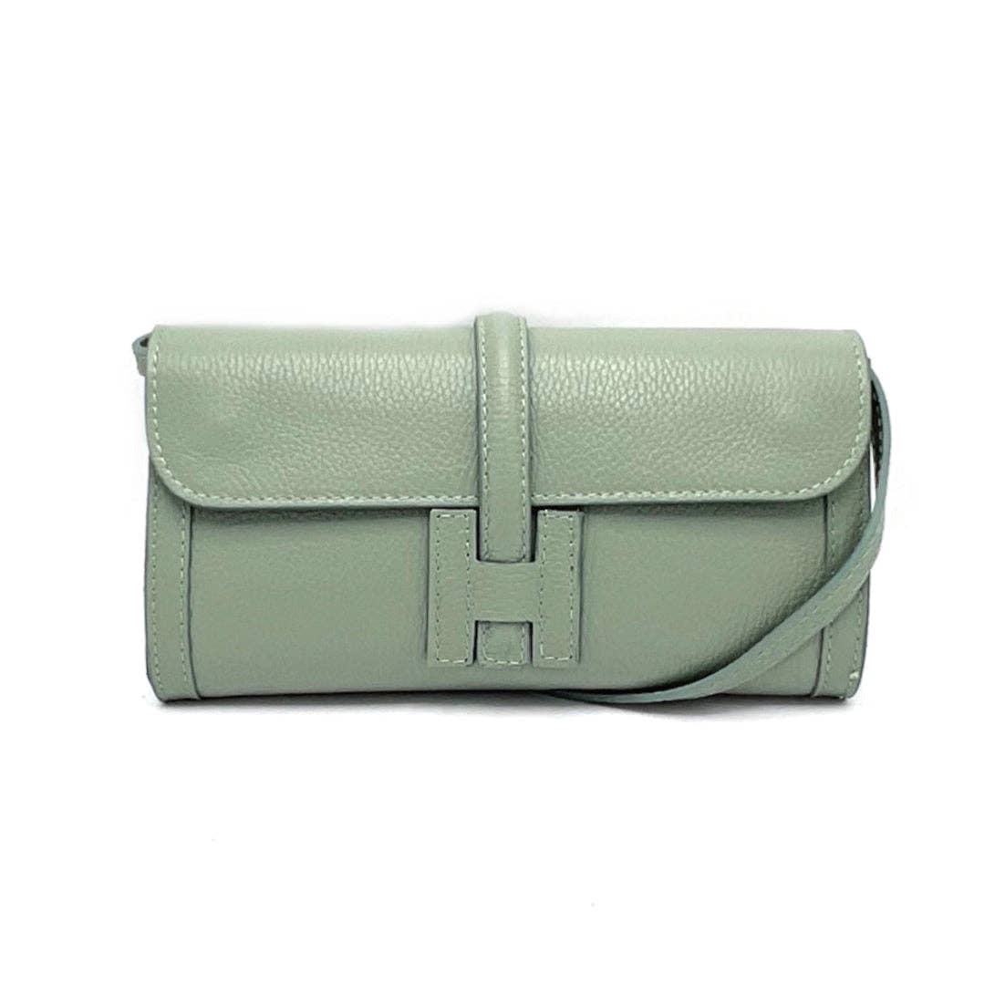 MINTGRØN Læderclutch. Mintgrøn clutch med klap og lodret læderdetalje.