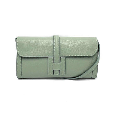 MINTGRØN Læderclutch. Mintgrøn clutch med klap og lodret læderdetalje.