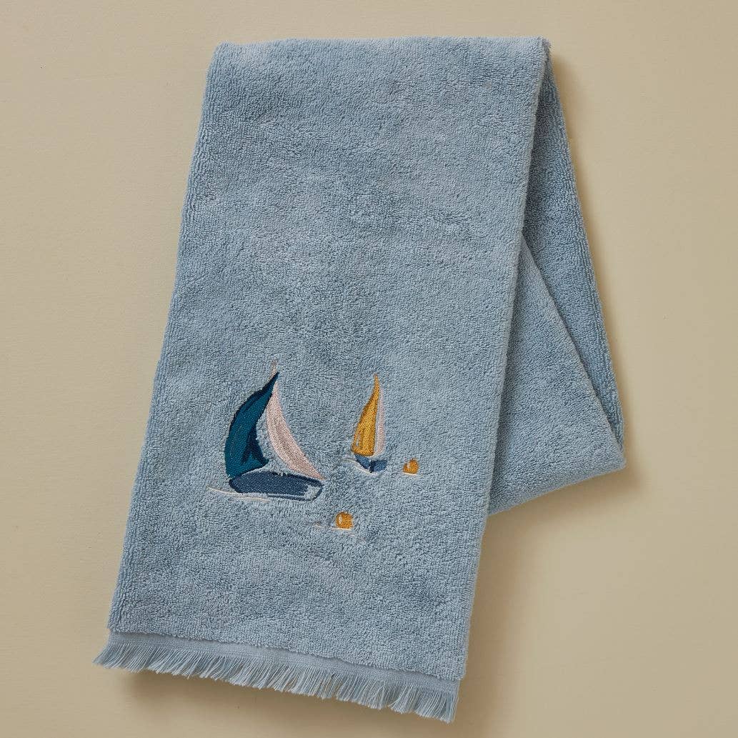 HAVBLÅ SEJLBÅDE Håndklæde 50x100 cm. Design med broderede sejlbåde og små maritime detaljer på en havblå bund.