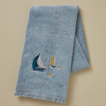 HAVBLÅ SEJLBÅDE Håndklæde 50x100 cm. Design med broderede sejlbåde og små maritime detaljer på en havblå bund.