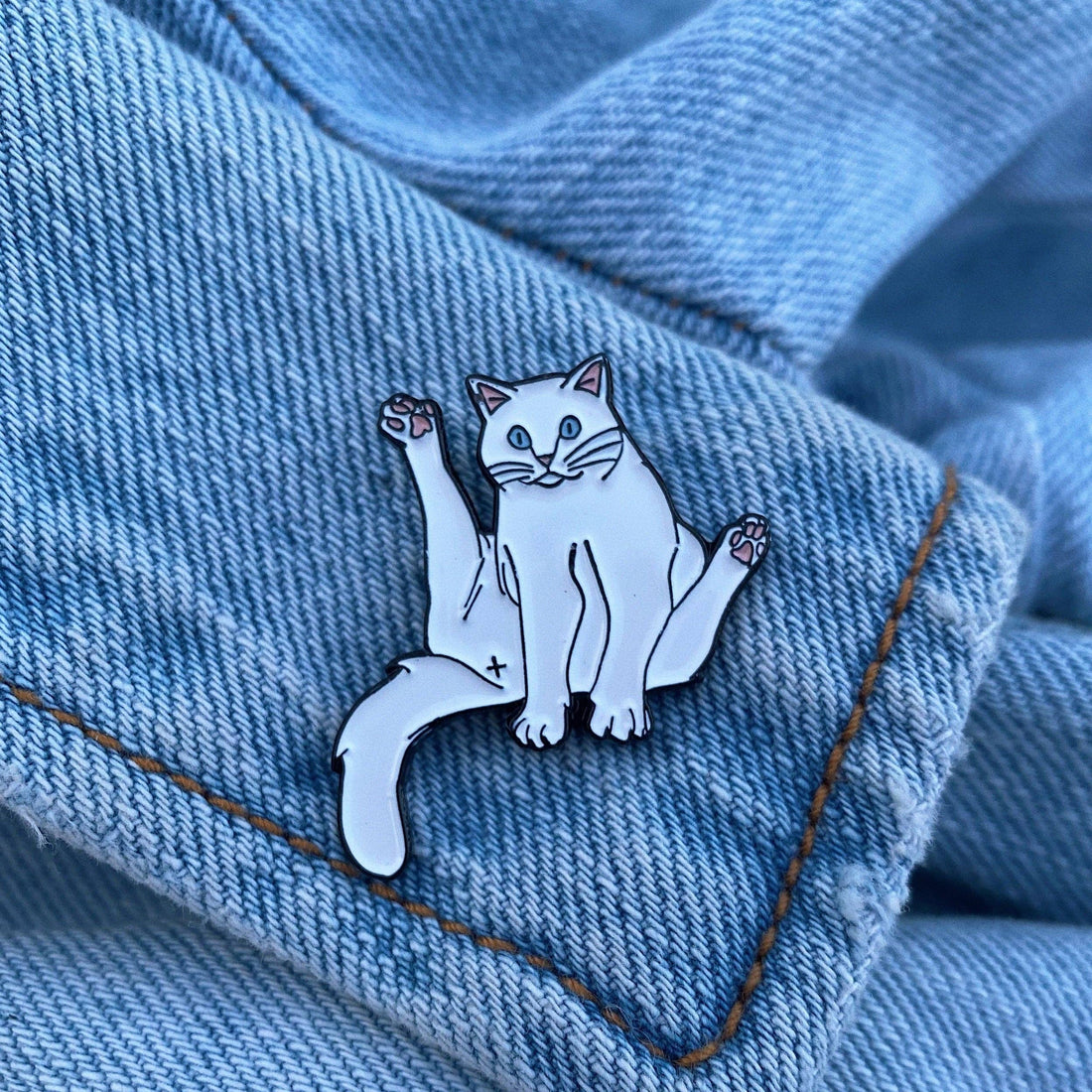 HVID SIDDENDE KAT Pin