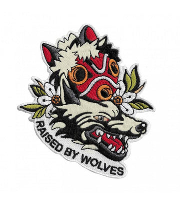RAISED BY WOLVES Mononoke Strygemærke, Mononoke og en ulv med teksten RAISED BY WOLVES