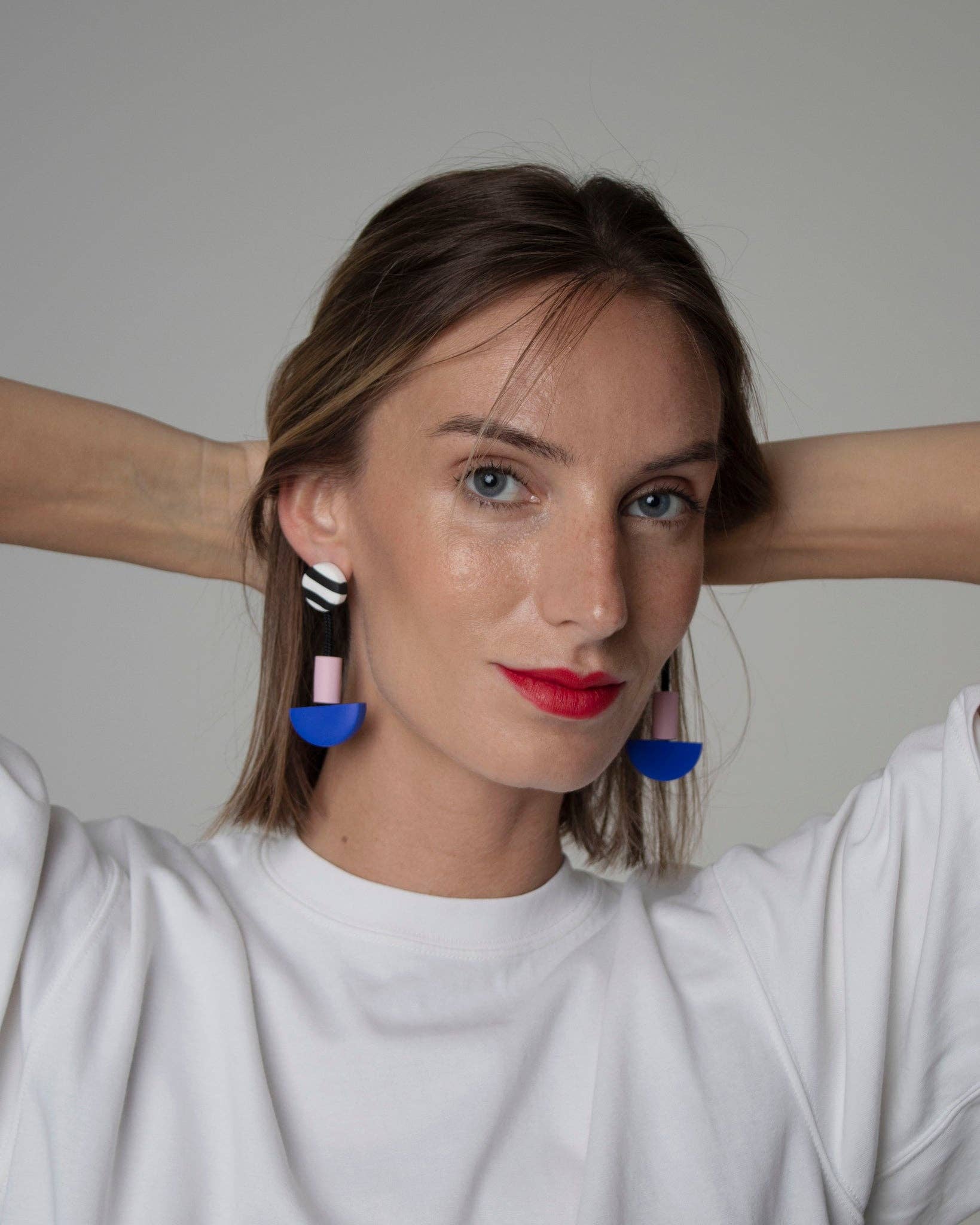 farverig statement ørering blå striber pink