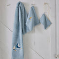 HAVBLÅ SEJLBÅDE Håndklæde 50x100 cm. Design med broderede sejlbåde og små maritime detaljer på en havblå bund.