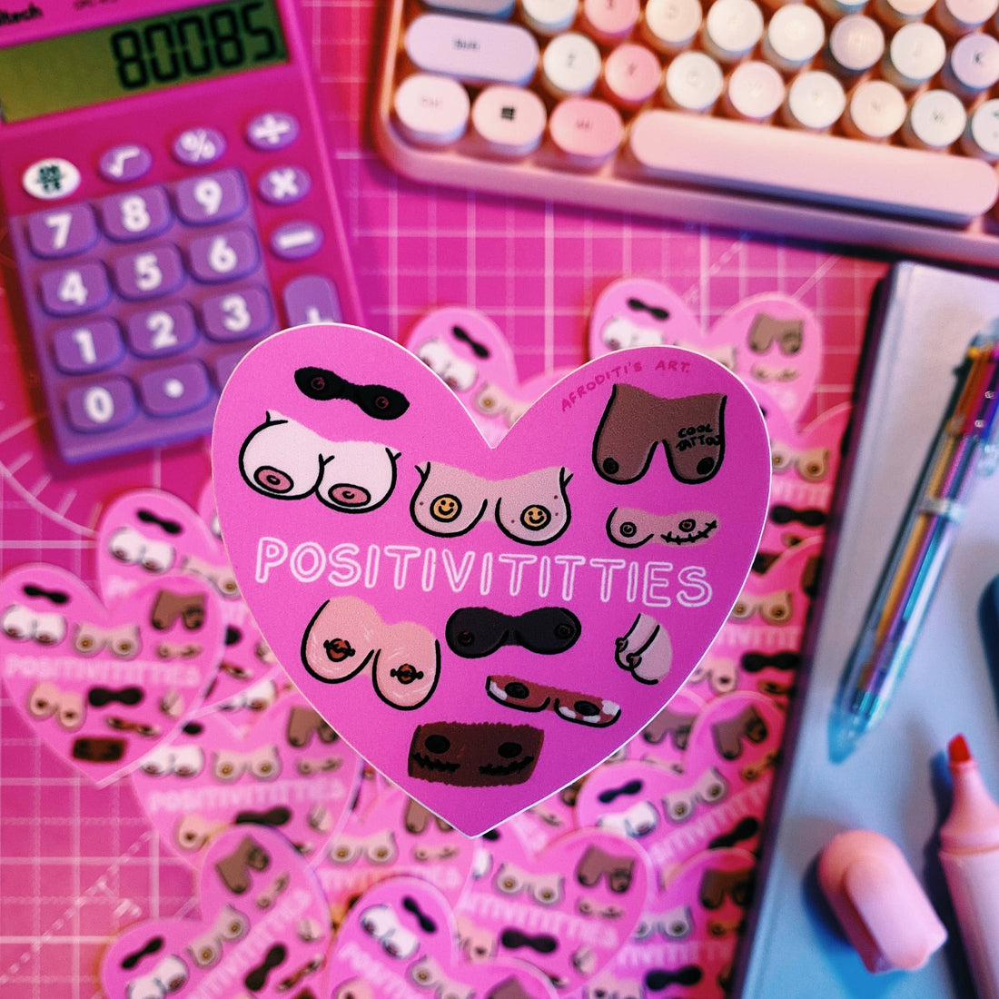 body positivity klistermærke på laptop