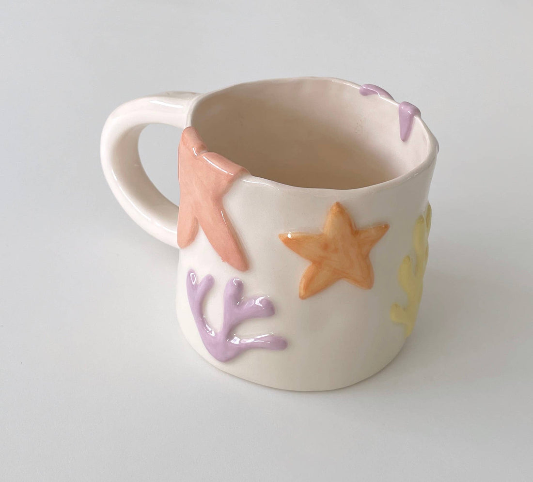 håndlavet keramik krus med havinspireret relief