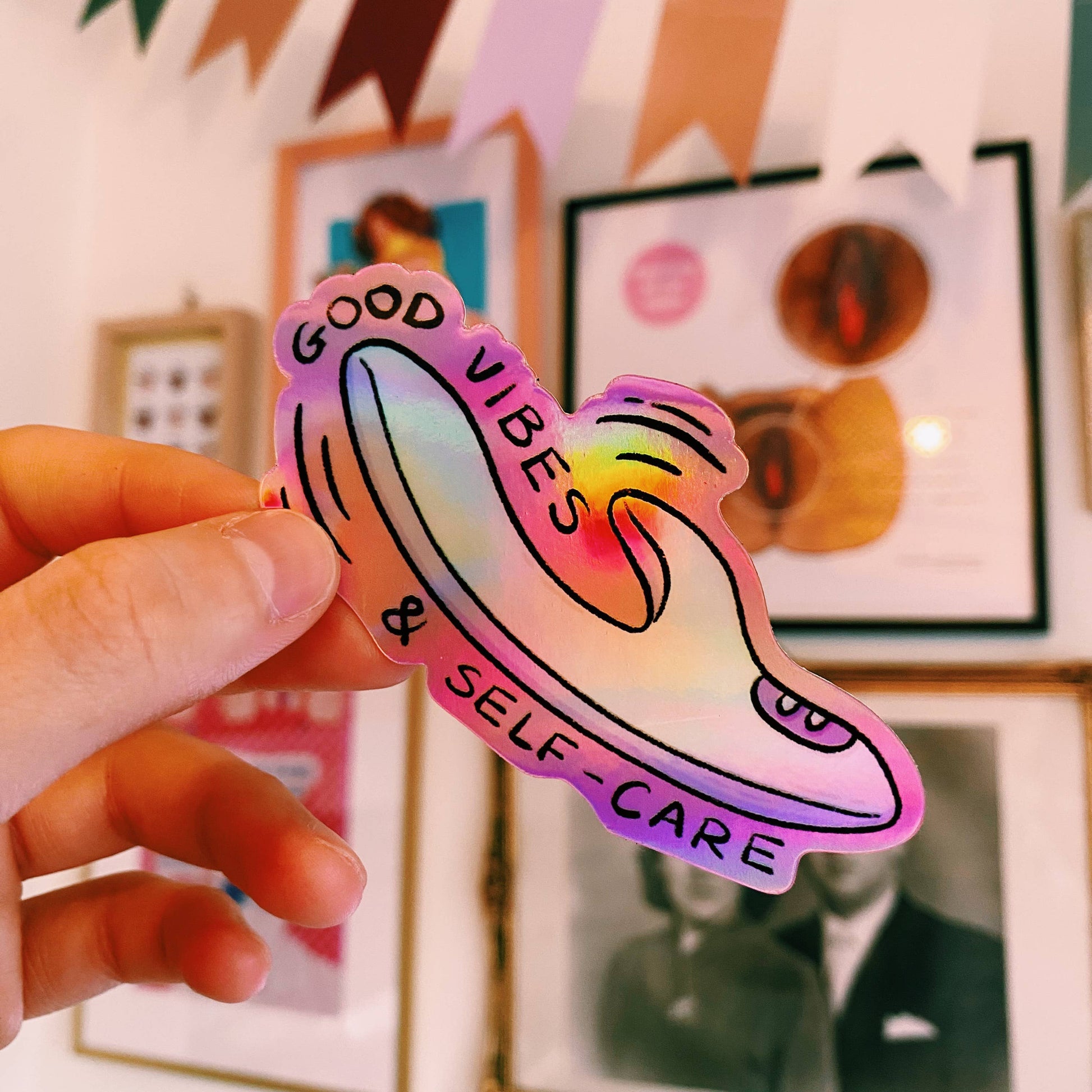holografisk self care klistermærke på laptop