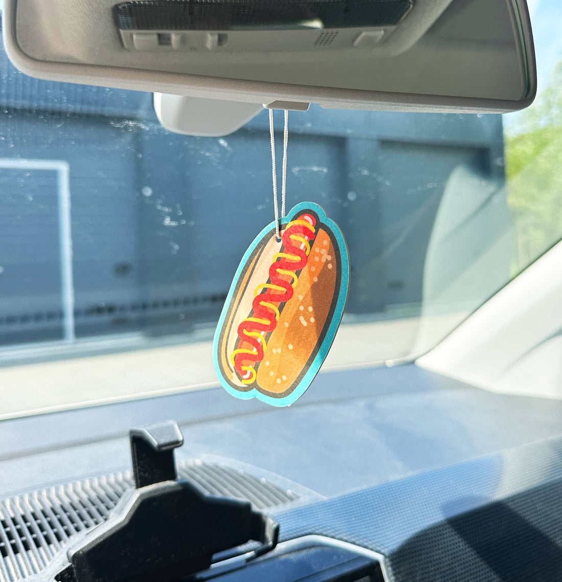 hotdog duftfrisker hængende i bilens bakspejl