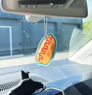 hotdog duftfrisker hængende i bilens bakspejl