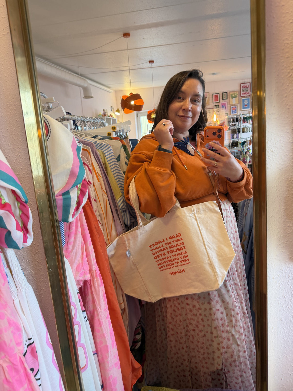 HÜMØR totebag over skulderen i farverig butik