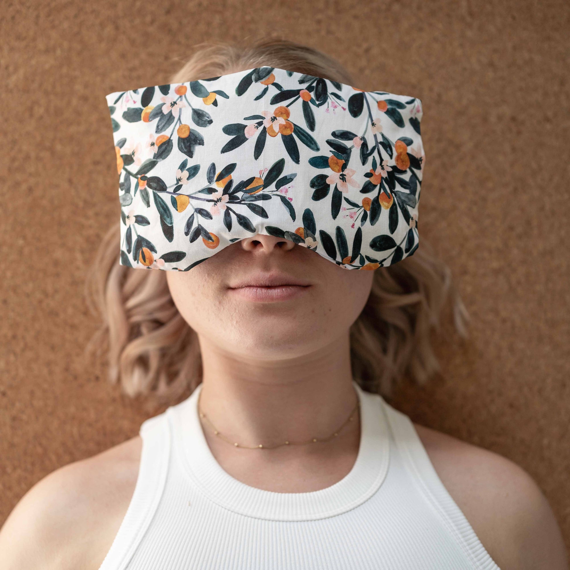 Øjenpude til savasana og afslapning i varme orange nuancer