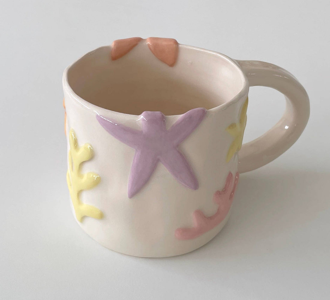 håndlavet keramik krus med havinspireret relief