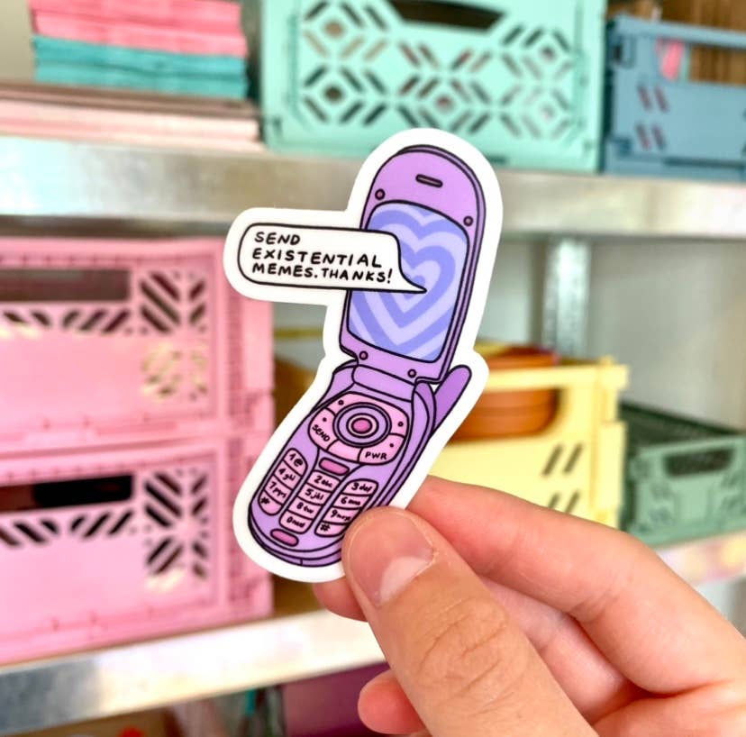 meme klistermærke på laptop i hjemmekontor