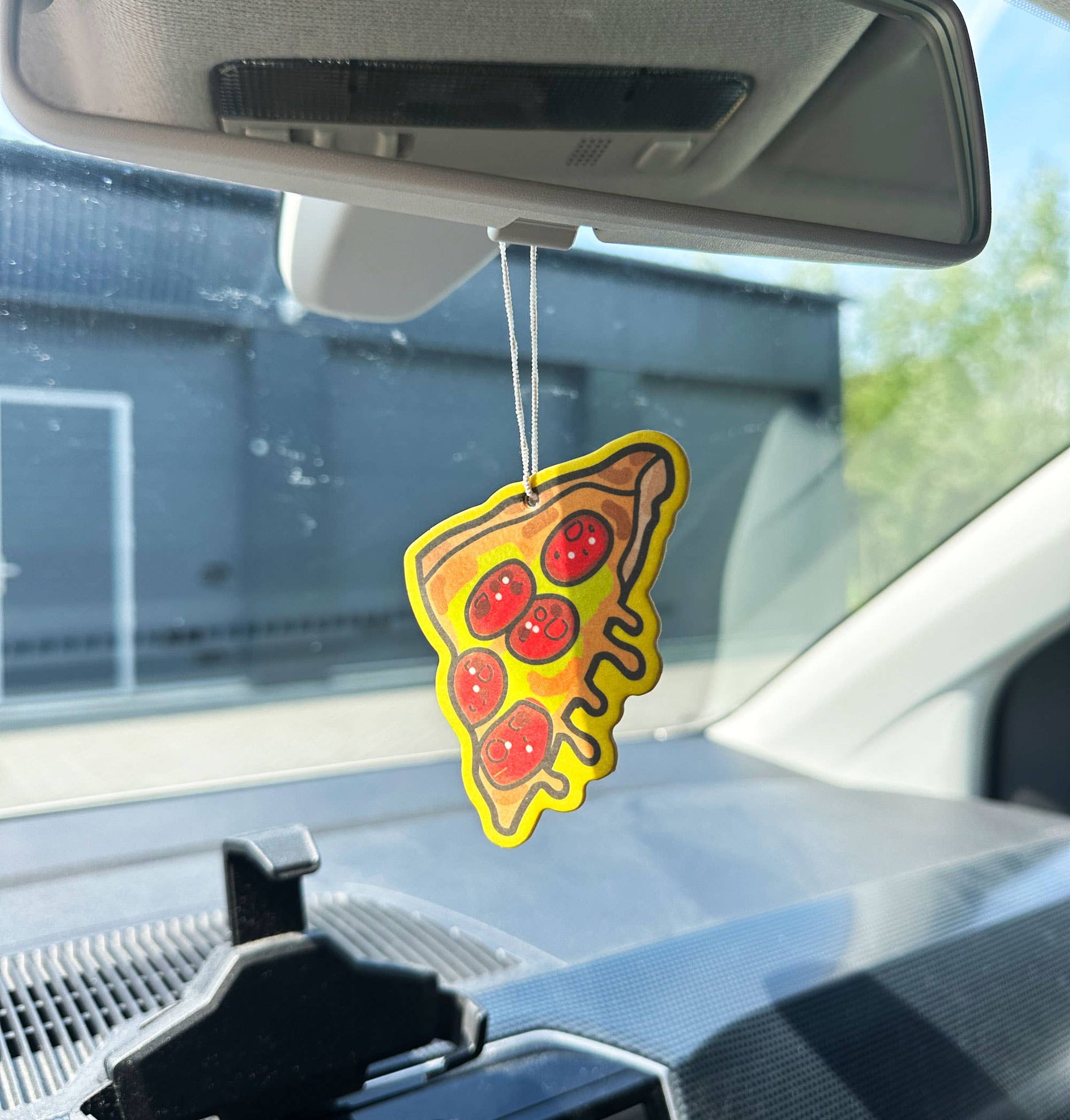 pizza duftfrisker hængende i bilens bakspejl