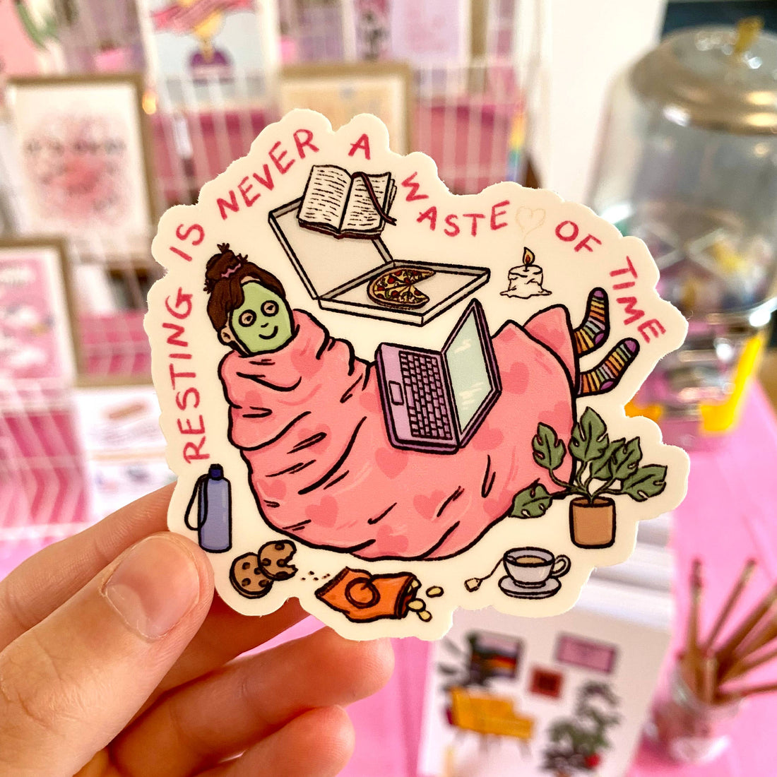 self care klistermærke på laptop i hjemmekontor