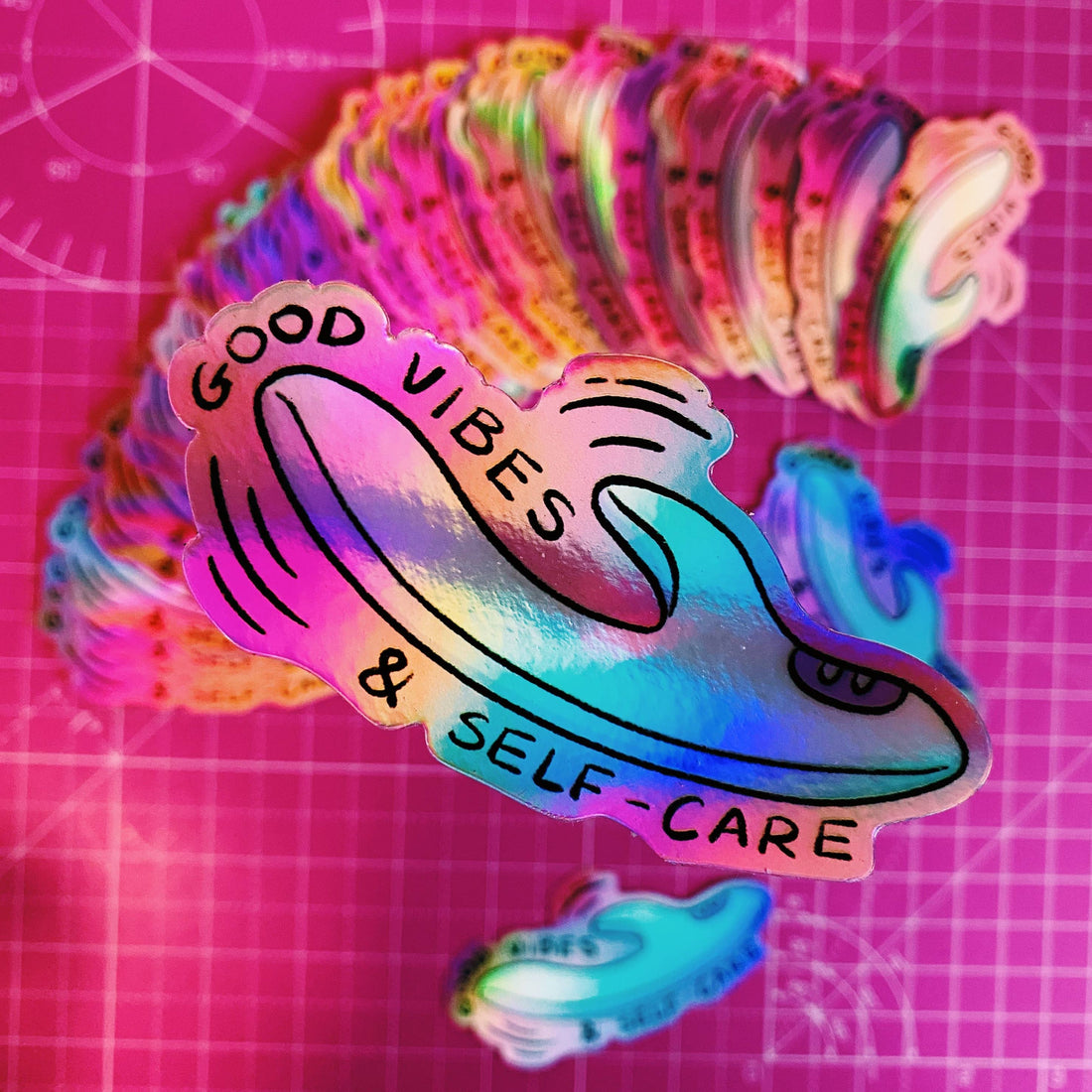 holografisk self care klistermærke på laptop