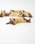 SIAMESERKAT Antistress Nøglering liggende på hvid baggrund med den segmenterede krop strakt ud.