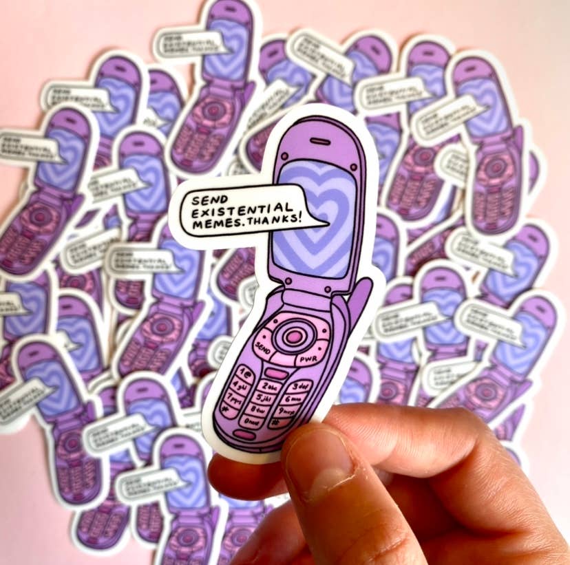 meme klistermærke på laptop i hjemmekontor