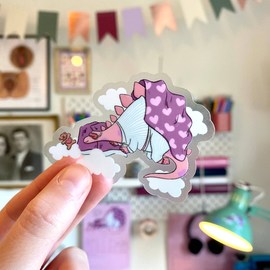 cute dinosaur klistermærke på laptop i hjemmekontor