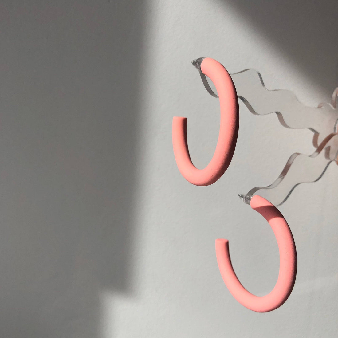 store hoop øreringe pink