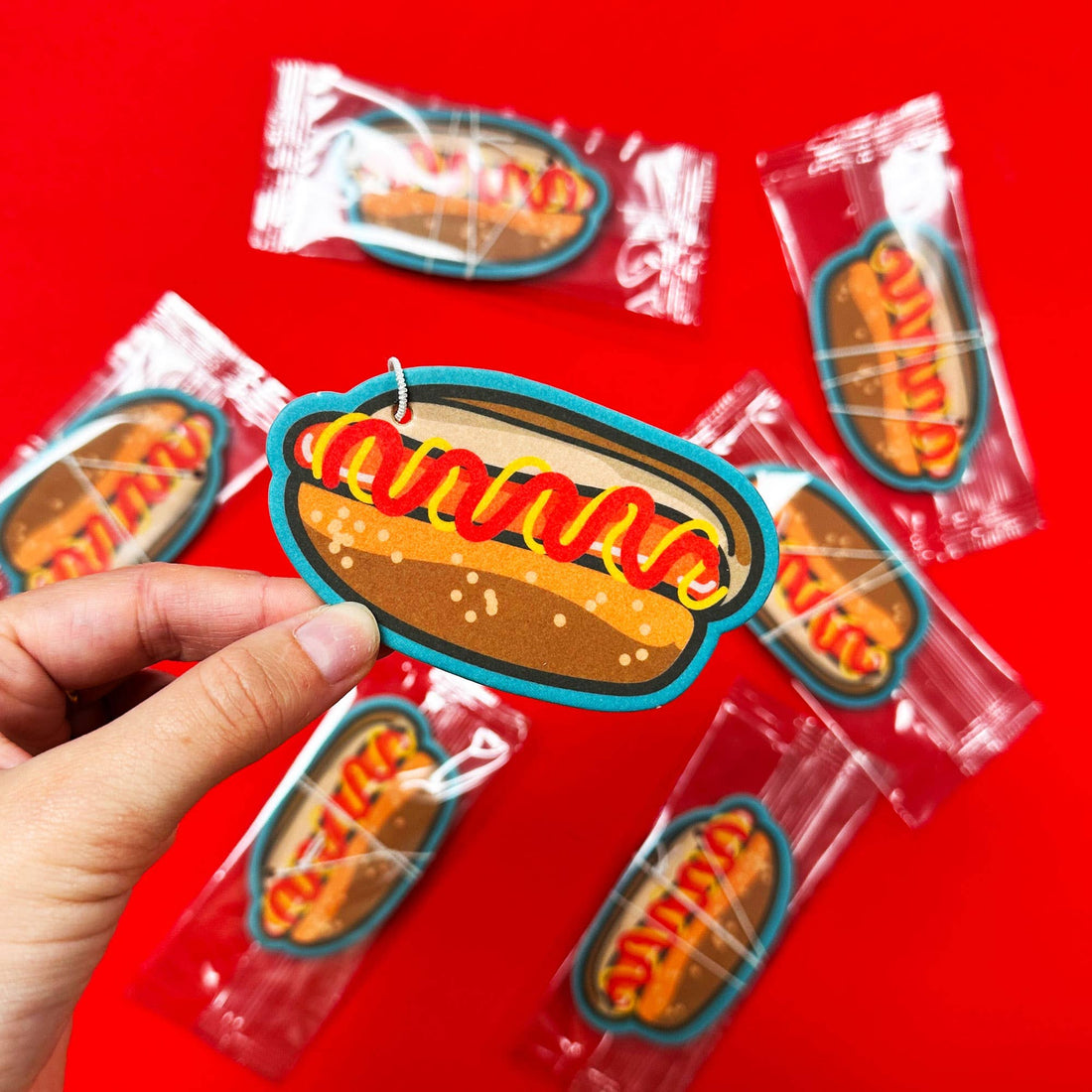 hotdog duftfrisker hængende i bilens bakspejl